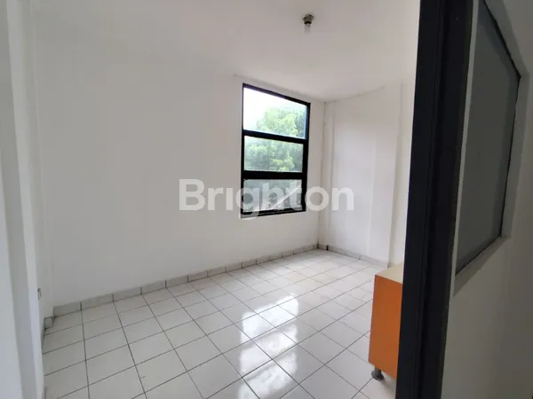 image RUKO 2 LANTAI SIAP USAHA DI TAMAN ROYAL CLUSTER EDELWEIS TANGERANG, LOKASI STRATEGIS HADAP JALAN RAYA & AKSES MOBIL 2 JALUR (4)