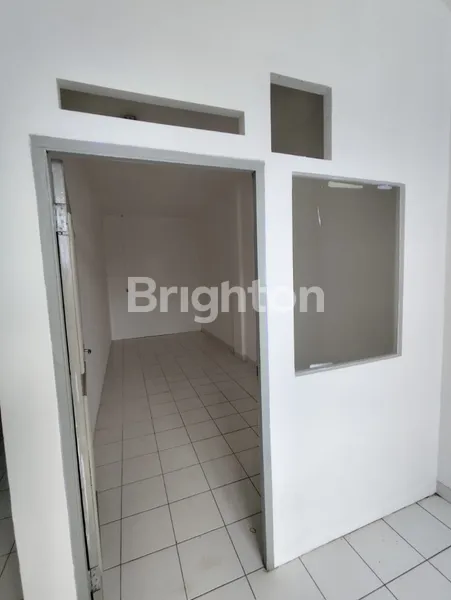 image RUKO 2 LANTAI SIAP USAHA DI TAMAN ROYAL CLUSTER EDELWEIS TANGERANG, LOKASI STRATEGIS HADAP JALAN RAYA & AKSES MOBIL 2 JALUR (6)