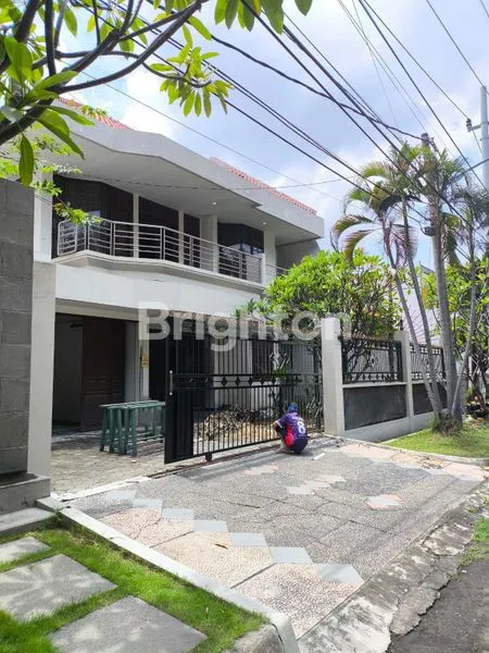 RUMAH BOULEVARD NGINDEN | LT/LB 450 | PARKIR 7 MOBIL | LANGKA & SIAP PAKAI