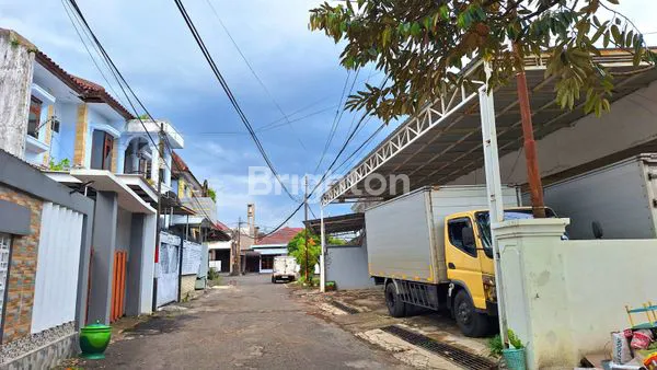 image DIJUAL MURAH DIBAWAH PASARAN KANTOR GUDANG LUAS AREA DEKAT SULFAT CILIWUNG BLIMBING SIAP HUNI ATAU BISA DI ALIHFUNGSI JADI SEKOLAH GUDANG KANTOR LAPANGAN PADEL BULUTANGKIS PROSPEK BISNIS CUAN KOTA MALANG (2)