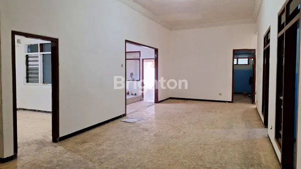 image DIJUAL MURAH DIBAWAH PASARAN KANTOR GUDANG LUAS AREA DEKAT SULFAT CILIWUNG BLIMBING SIAP HUNI ATAU BISA DI ALIHFUNGSI JADI SEKOLAH GUDANG KANTOR LAPANGAN PADEL BULUTANGKIS PROSPEK BISNIS CUAN KOTA MALANG (5)