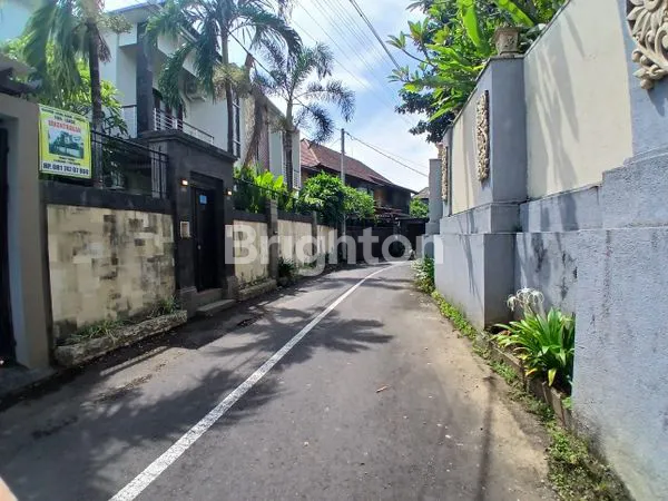 image DISEWAKAN RUMAH BERNUANSA VILA DI JALAN LAKSAMANA PANJER, LINGKUNGAN TENANG (4)