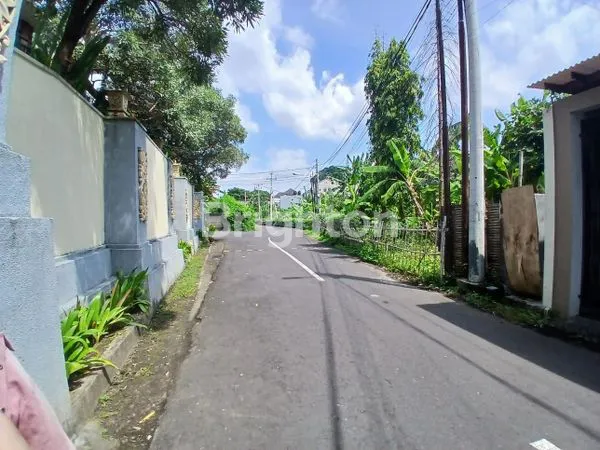 image DISEWAKAN RUMAH BERNUANSA VILA DI JALAN LAKSAMANA PANJER, LINGKUNGAN TENANG (3)
