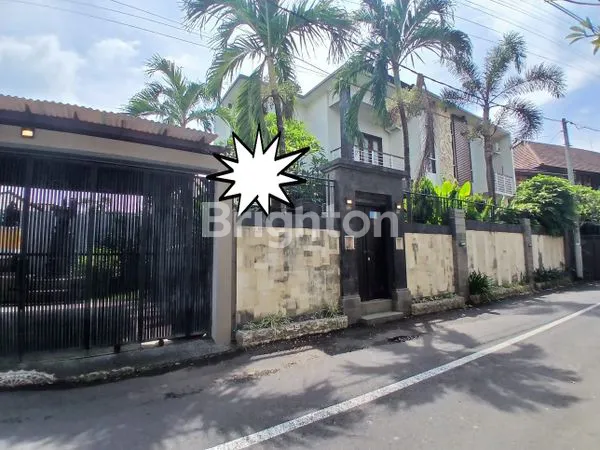 DISEWAKAN RUMAH BERNUANSA VILA DI JALAN LAKSAMANA PANJER, LINGKUNGAN TENANG