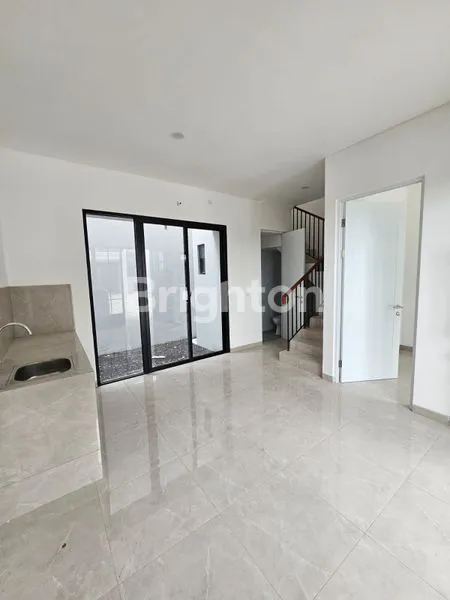 image RUMAH 2 LANTAI  BARU GRESS DEKAT LAKARSANTRI RAYA MENGANTI CITRALAND UNIVERSITAS CIPUTRA RAYA LONTAR PAKUWON MALL (3)