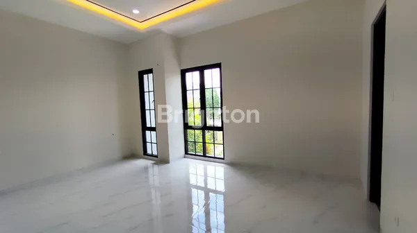 image RUMAH NEW MINIMALIS DI  BARUK UTARA HANYA SELANGKAH KE RAYA MERR (3)