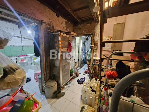 image RUMAH DI LOKASI STRATEGIS PINGGIR JALAN RAYA SEMAMPIR SURABAYA (3)