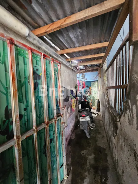 image RUMAH DI LOKASI STRATEGIS PINGGIR JALAN RAYA SEMAMPIR SURABAYA (5)