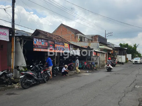 image RUMAH DI LOKASI STRATEGIS PINGGIR JALAN RAYA SEMAMPIR SURABAYA (7)
