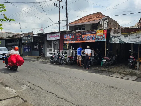 image RUMAH DI LOKASI STRATEGIS PINGGIR JALAN RAYA SEMAMPIR SURABAYA (8)
