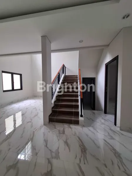 image DIJUAL RUMAH 2 LANTAI SIAP HUNI, TEMPAT STRATEGIS DI KOTA WISATA CIBUBUR (4)