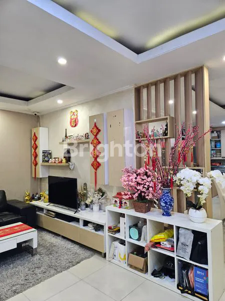 image DIJUAL RUMAH MEWAH 3 LANTAI, PALEM LESTARI, CENGKARENG– SIAP HUNI (2)