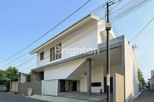 image RUMAH DESAIN EKSKLUSIF DI PULOMAS, 3 KT & 3 MOBIL (1)