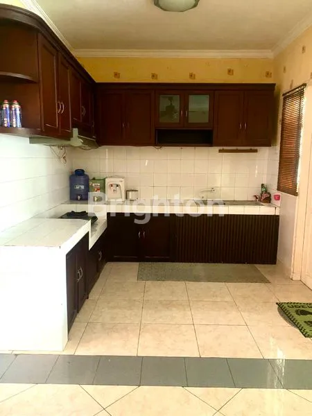 image SEWA RUMAH CANTIK DUA LANTAI (5)