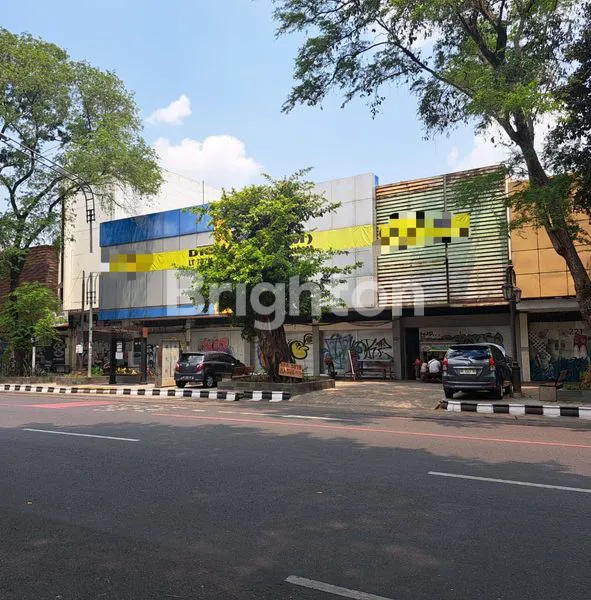 RUMAH AREA KOMERSIAL DI JALAN UTAMA SLAMET RIYADI!