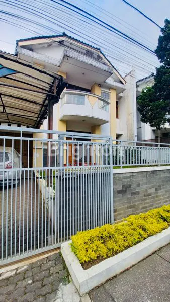 image RUMAH 2 LANTAI DI VILLA CIPAKU, HALAMAN LUAS & UDARA SEJUK (1)