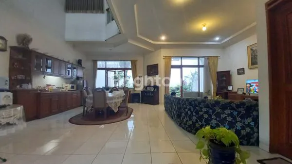 image RUMAH 2 LANTAI DI VILLA CIPAKU, HALAMAN LUAS & UDARA SEJUK (2)