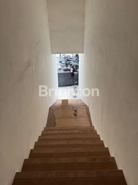 image DISEWAKAN HANYA LANTAI 2 RUANG USAHA / RUKO LOKASI – CANGGU (2)