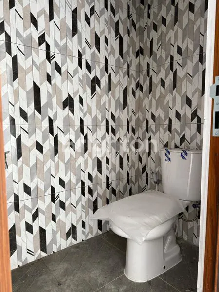 image RUMAH DI PONDOK INDAH VETERAN JAKARTA SELATAN – LT 90 M², LB 225 M², 2 KT, AKSES TOL DEKAT, HARGA 5 M (7)