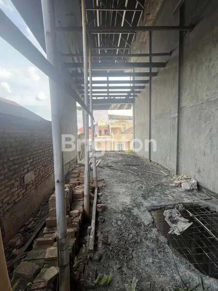 image RUMAH MEWAH 3 LANTAI DI CEMARA ASRI, LT 300M² (5)