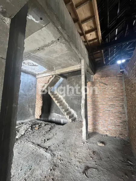 image RUMAH MEWAH 3 LANTAI DI CEMARA ASRI, LT 300M² (4)