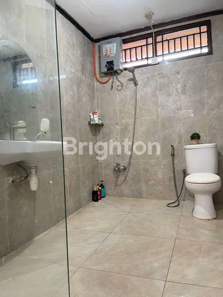 image RUMAH MEWAH 3 LANTAI TERAWAT NUANSA YANG LUAS AREA STRATEGIS (8)