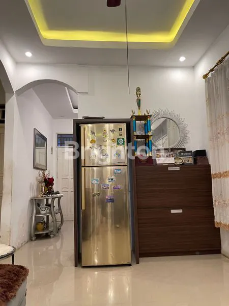 image RUMAH MEWAH 3 LANTAI TERAWAT NUANSA YANG LUAS AREA STRATEGIS (4)