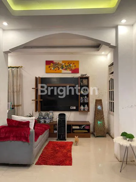 image RUMAH MEWAH 3 LANTAI TERAWAT NUANSA YANG LUAS AREA STRATEGIS (1)