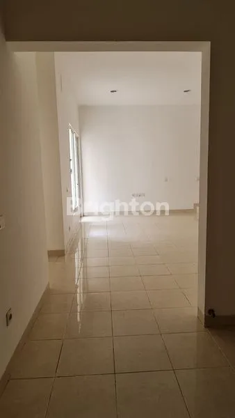 image DISEWAKAN RUMAH SIAP HUNI DI CANARY RESIDENCE, KAWASAN THE SPRINGS GADING SERPONG. (2)