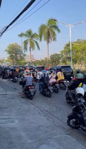 image RUKO 2 LANTAI STRATEGIS, LEBAR 10, ADA TEMPAT PARKIR LUAS, NOL JALAN RAYA GKB, PUSAT KULINER & BISNIS, MANYAR, GRESIK KOTA BARU (6)