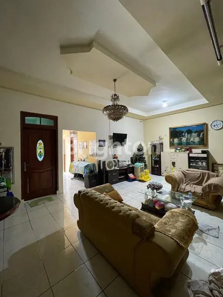 image RUKO 2 LANTAI STRATEGIS, LEBAR 10, ADA TEMPAT PARKIR LUAS, NOL JALAN RAYA GKB, PUSAT KULINER & BISNIS, MANYAR, GRESIK KOTA BARU (3)