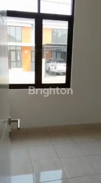 image DISEWAKAN CEPAT RUMAH 2 KAMAR TIDUR SIAP HUNI DI CITRA RAYA TANGERANG (4)