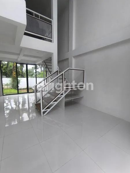 RUMAH BARU 2 LANTAI SIAP HUNI