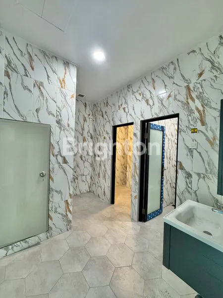 image GEDUNG DILALUI TRANSJAKARTA DI PINGGIR JALAN PANJANG RAYA DEKAT SUNRISE GARDEN DAN GREEN GARDEN JAKARTA BARAT (4)