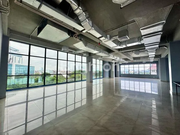 image GEDUNG DILALUI TRANSJAKARTA DI PINGGIR JALAN PANJANG RAYA DEKAT SUNRISE GARDEN DAN GREEN GARDEN JAKARTA BARAT (5)