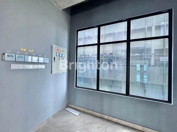 image GEDUNG DILALUI TRANSJAKARTA DI PINGGIR JALAN PANJANG RAYA DEKAT SUNRISE GARDEN DAN GREEN GARDEN JAKARTA BARAT (6)