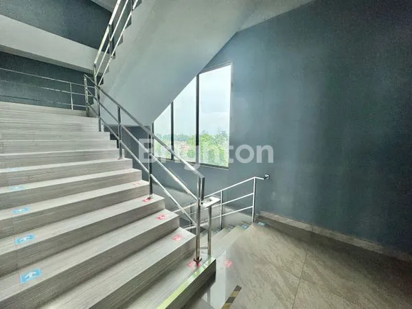 image GEDUNG DILALUI TRANSJAKARTA DI PINGGIR JALAN PANJANG RAYA DEKAT SUNRISE GARDEN DAN GREEN GARDEN JAKARTA BARAT (7)