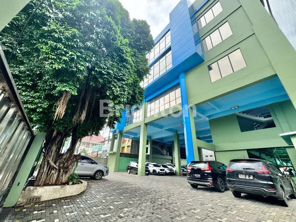 image GEDUNG DILALUI TRANSJAKARTA DI PINGGIR JALAN PANJANG RAYA DEKAT SUNRISE GARDEN DAN GREEN GARDEN JAKARTA BARAT (8)