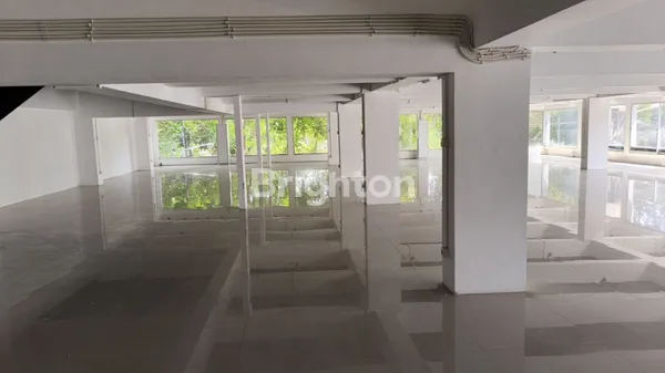 image GEDUNG 4 LT SIAP PAKAI LOKASI SUPER STRATEGIS JANTUNG KOTA SURABAYA (2)