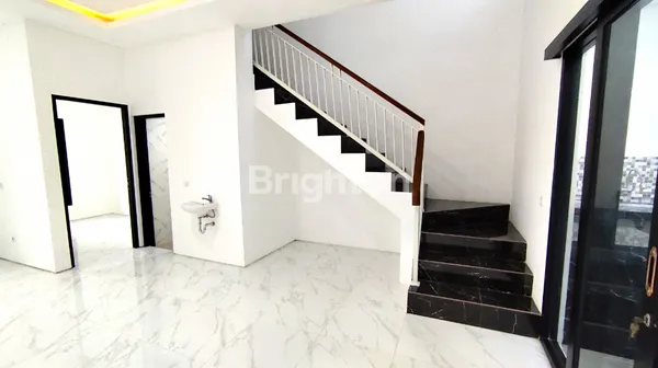 image RUMAH BARU 2LANTAI MINIMALIS MODERN MURAH DI RUNGKUT ASRI (3)