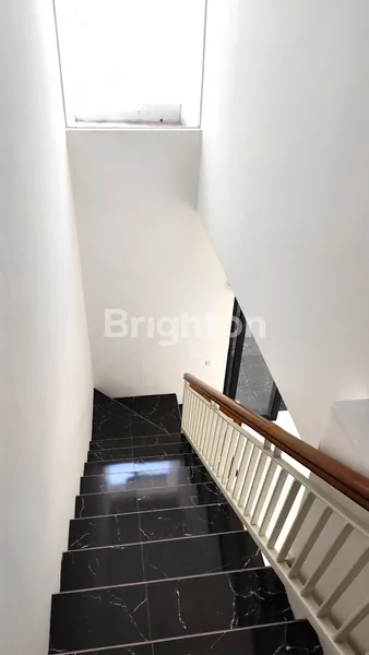 image RUMAH BARU 2LANTAI MINIMALIS MODERN MURAH DI RUNGKUT ASRI (6)