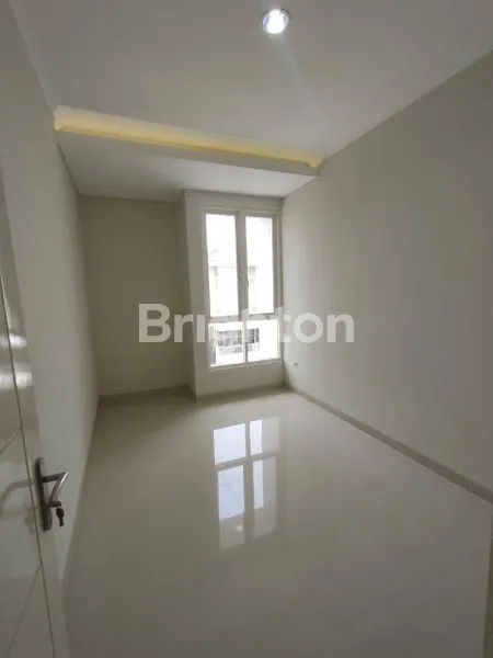 image RUMAH BARU GRESS 2 LANTAI SIAP HUNI LOKASI DEKAT UNIVERSITAS  HANG TUAH,ITS (3)