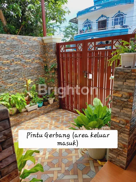 image RUMAH 2.5 LANTAI LOKASI STRATEGIS DI KOMPLEK PERUMAHAN ANGGREK SARI BATAM (1)