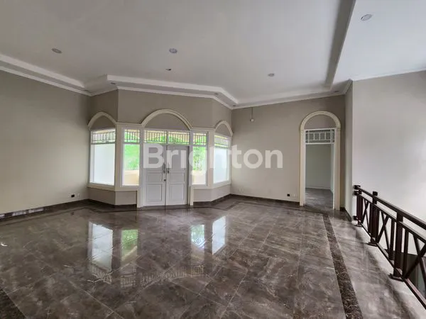 image RUMAH MEWAH DI JALAN DIESEL (2)