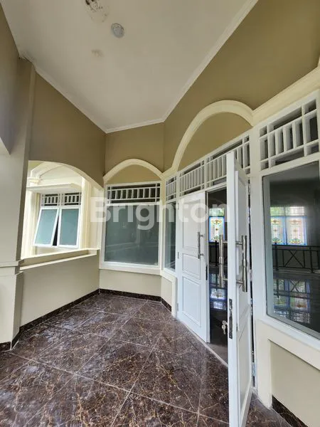 image RUMAH MEWAH DI JALAN DIESEL (7)