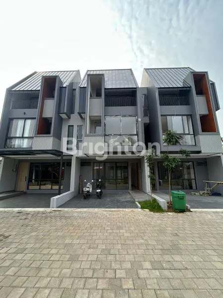 image RUMAH MEWAH 3 LANTAI DI CILANDAK, DEKAT STASIUN MRT (1)