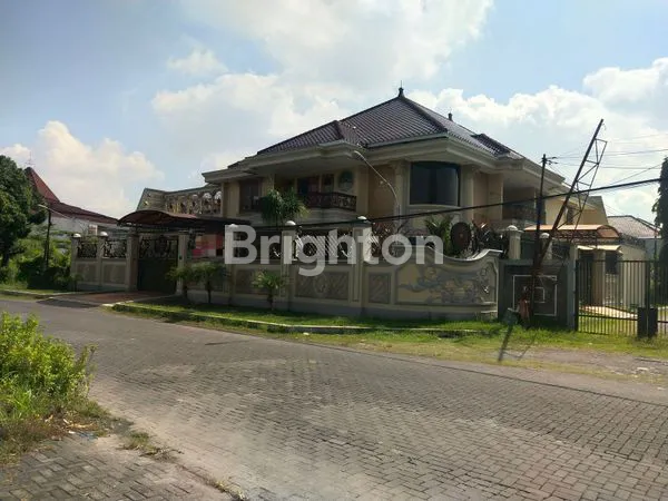 image RUMAH CLASSIC MEGAH DI SOLO BARU FULL FURNISHED (1)