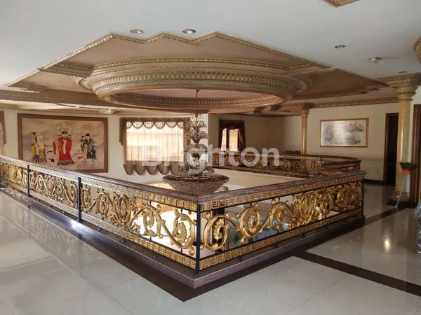 image RUMAH CLASSIC MEGAH DI SOLO BARU FULL FURNISHED (3)