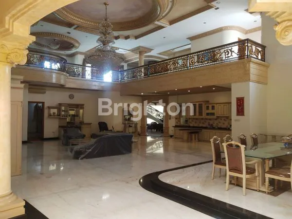 image RUMAH CLASSIC MEGAH DI SOLO BARU FULL FURNISHED (5)