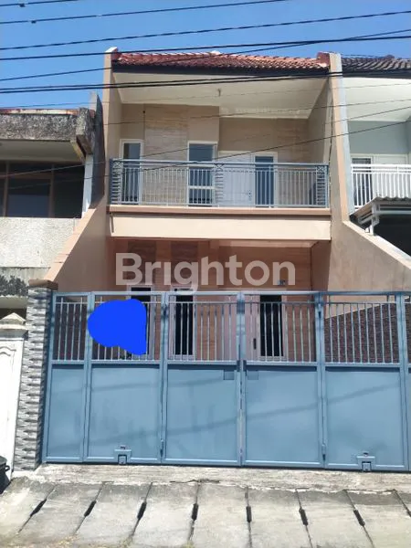 image LEBAK ARUM 5X22 BARU GRESS 2 LANTAI DEKAT RAYA KENJERAN ROW JALAN 2 MOBIL LOSS (1)